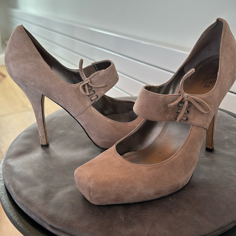 Guess “suede” pumps